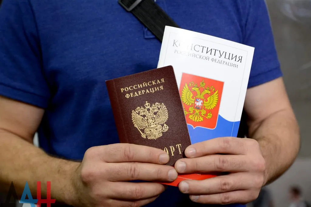 Жителям ДНР разрешено выезжать в РФ для получения российских паспортов