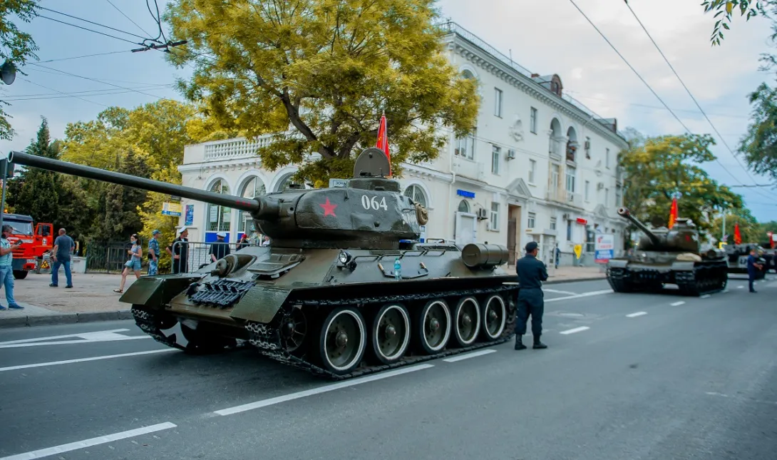 Парад Победы в Севастополе отличился происшествием с танком 