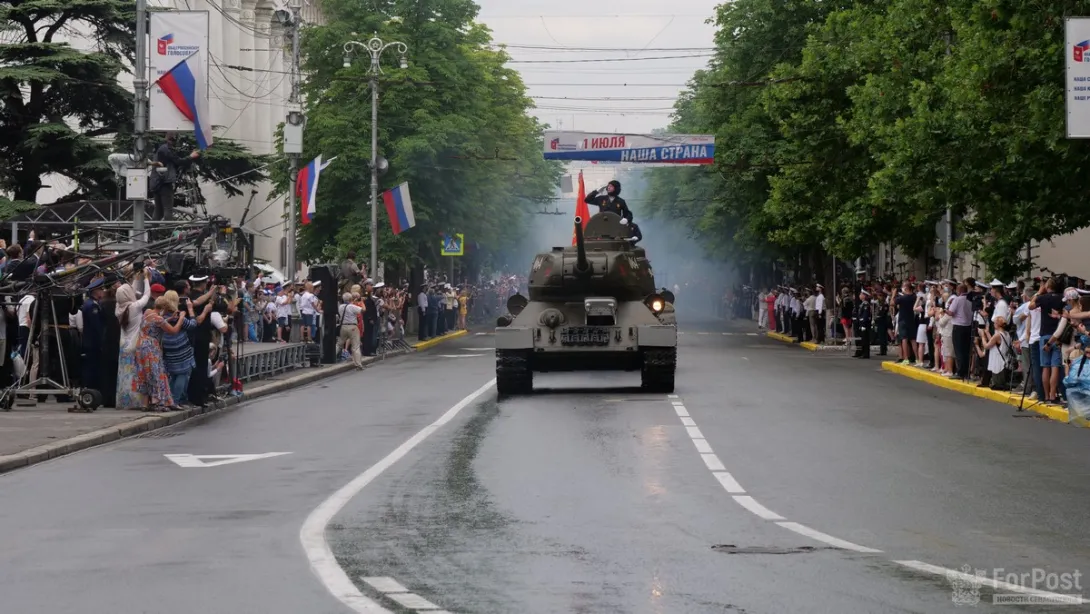 Дым, скрежет и стук каблучков: весь Парад Победы в Севастополе за пять минут 