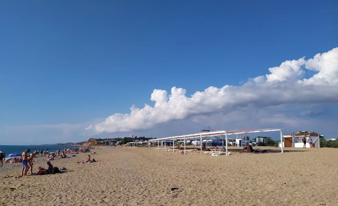 Пляжем «Любимовка» в Севастополе занимаются после старта сезона