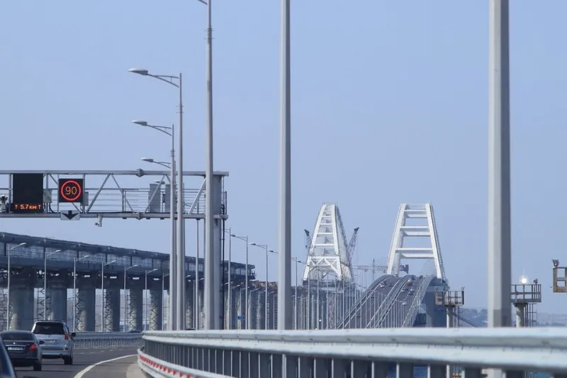 На Крымском мосту перевернулась фура