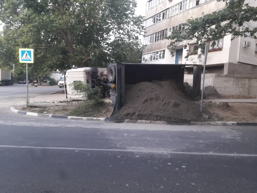 Опрокинувшийся в Севастополе грузовик поднимали краном