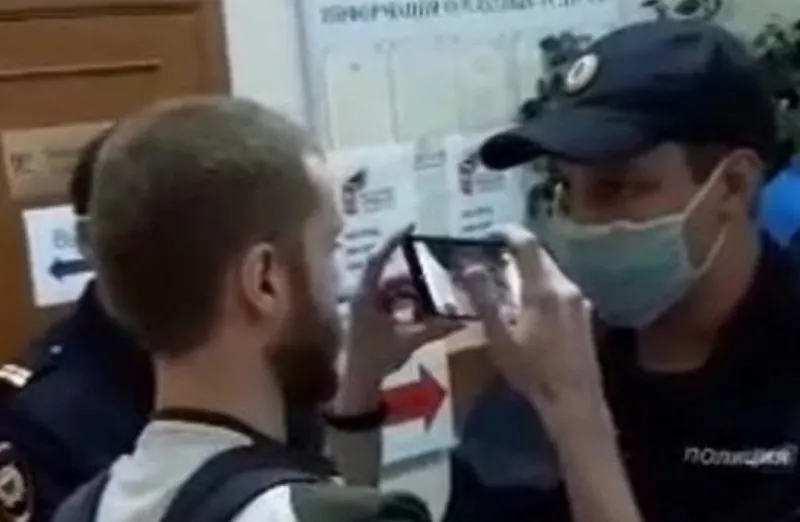 Полицейский сломал руку журналисту на избирательном участке