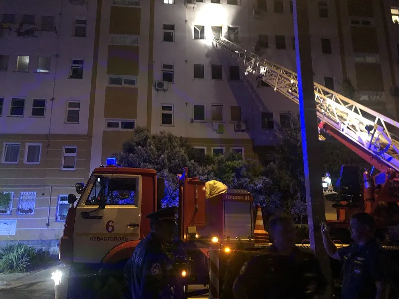 В Севастополе посреди ночи пожарные эвакуировали 50 человек и спасли кота 