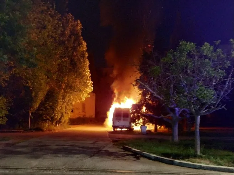 Ночью в Севастополе дотла сгорел микроавтобус