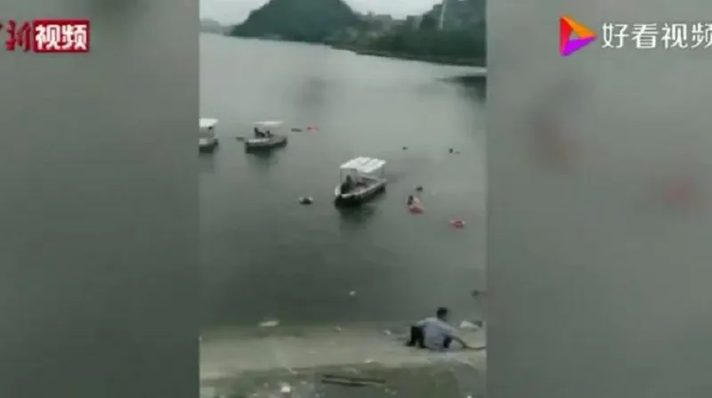 В Китае школьный автобус упал в водохранилище