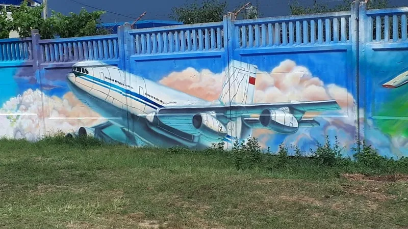 Гигантское граффити появилось на территории главного аэропорта Крыма