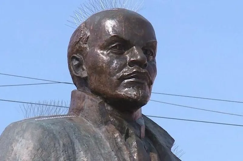 «Ирокез» с шипами сделали памятнику Ленина в Магадане