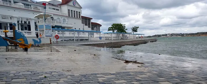 Разрушенный в Севастополе пляж снова замостят плиткой, но гранитной