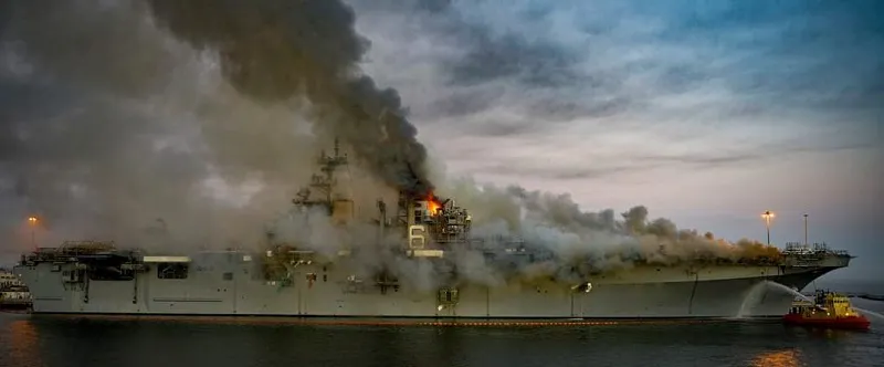 В США горит военный корабль 