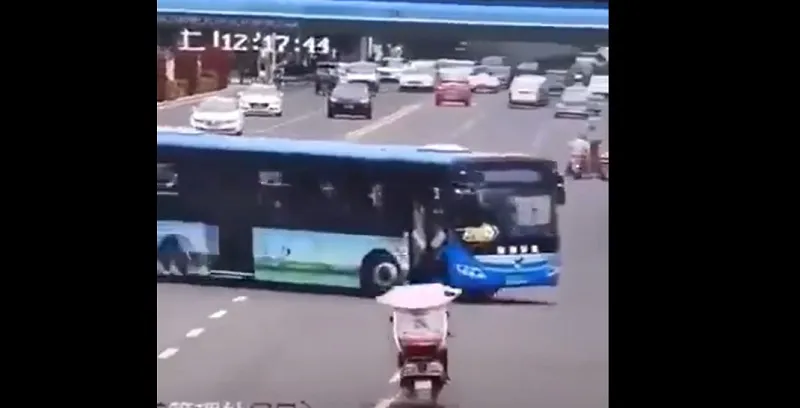 Стало известно, почему водитель автобуса в Китае загубил десятки жизней