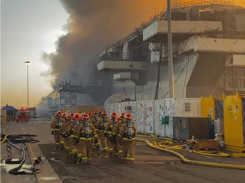 На горящем американском военном корабле уже десятки пострадавших 