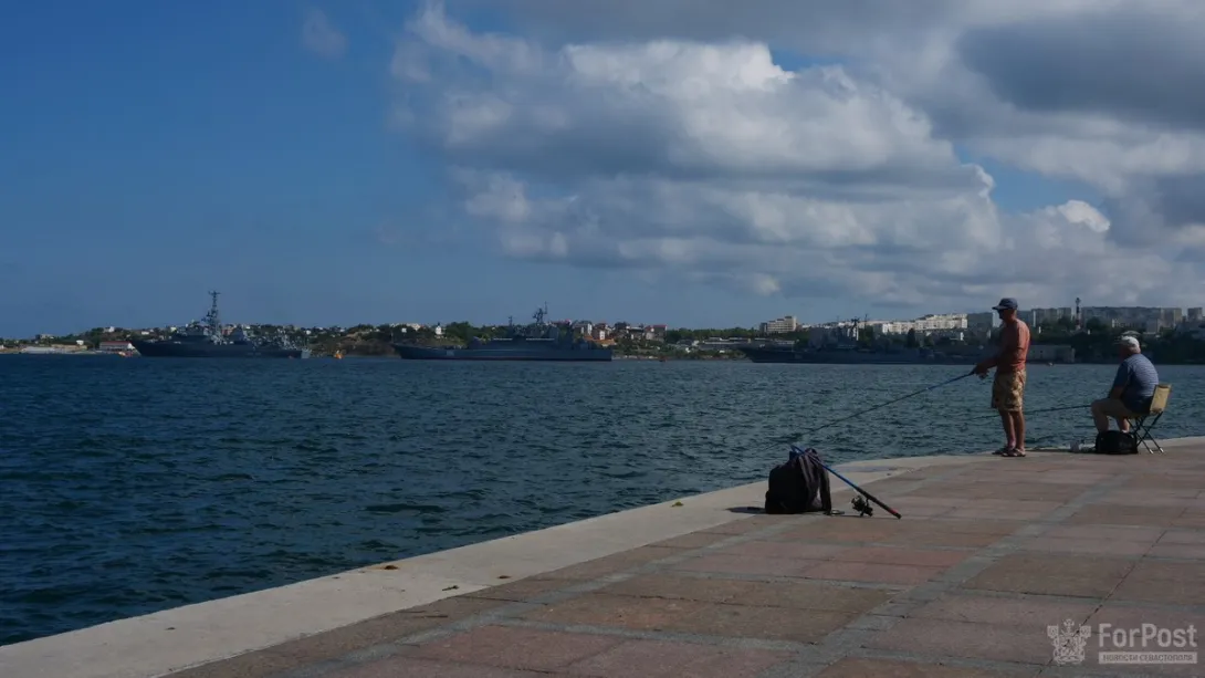 В Севастопольской бухте выстраиваются корабли Черноморского флота