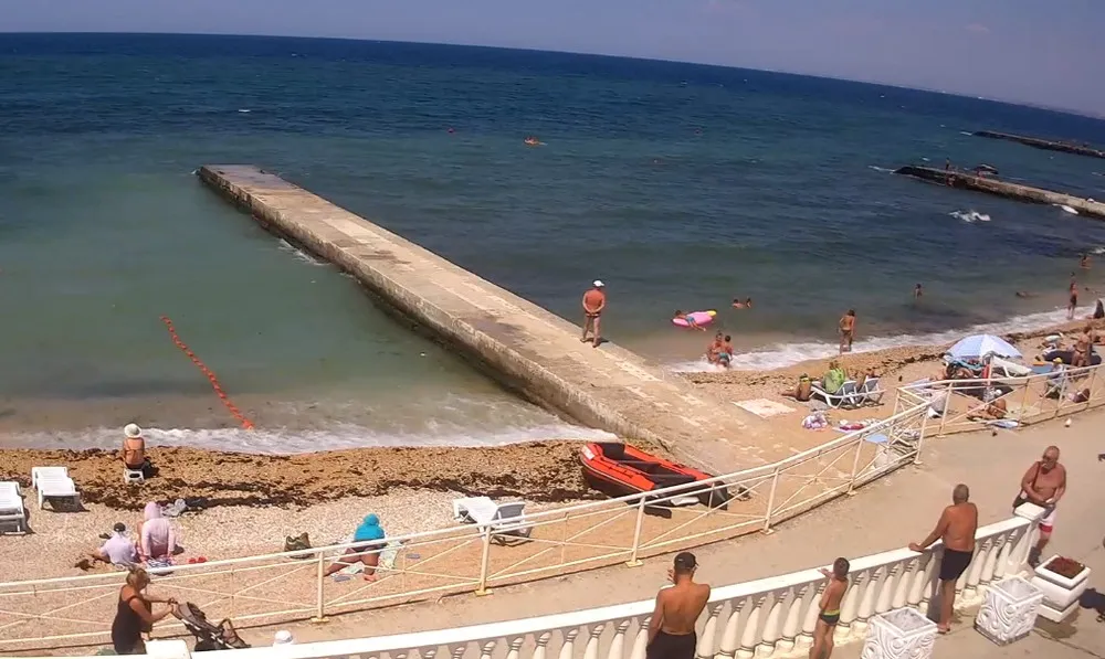 На севастопольском пляже нелегально продают места под солнцем