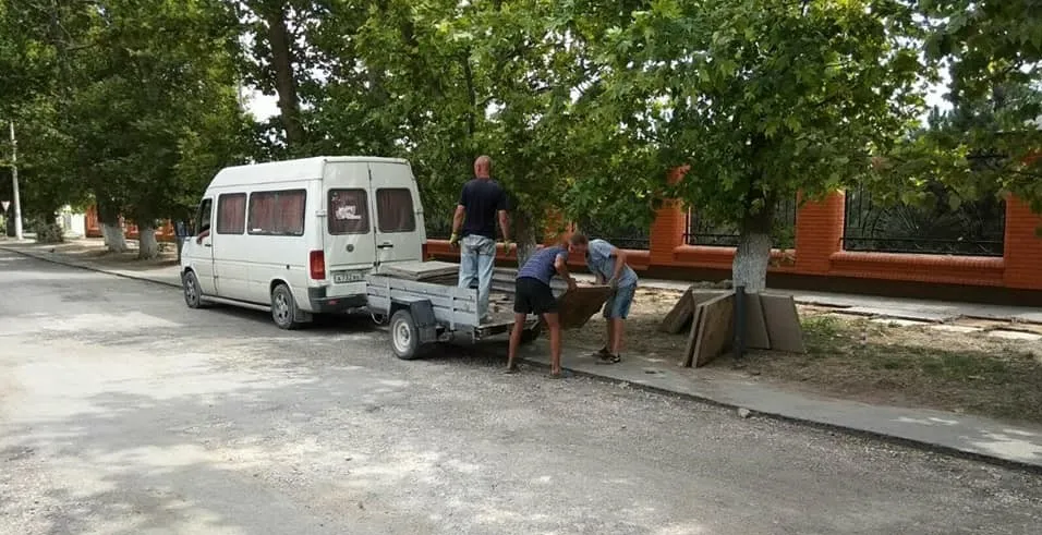 В Крыму неизвестные средь бела дня украли тротуар