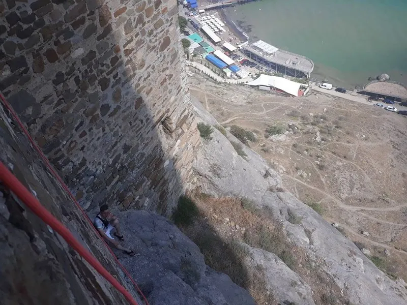В Крыму пьяный турист решил штурмом взять Судакскую крепость