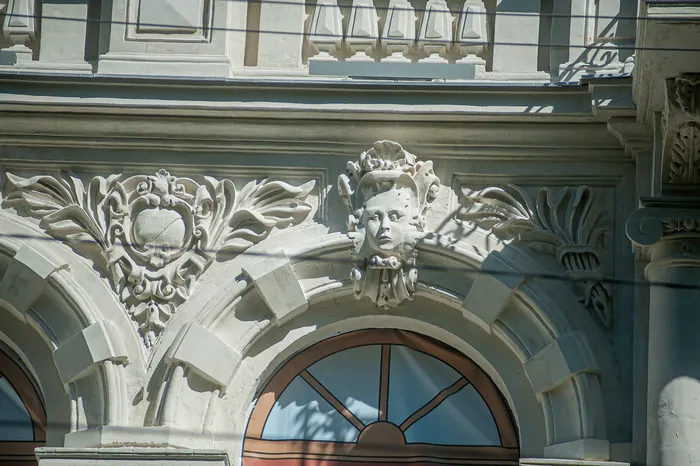 «Потолстевшие» маски на фасаде музея Крошицкого ещё могут похудеть
