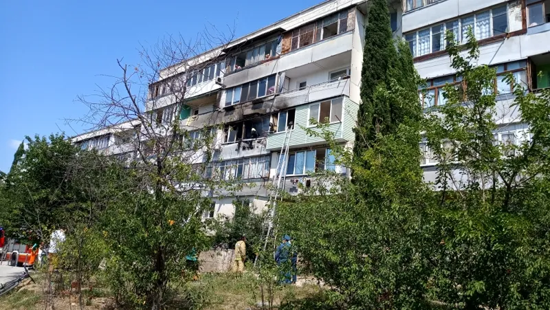 В Севастополе загорелся балкон в многоквартирном доме