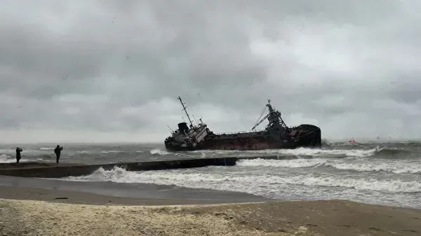 Ситуацию с затонувшим в Одессе танкером "Делфи" признали чрезвычайной