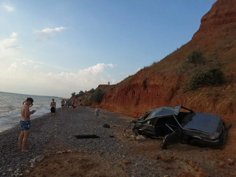В Крыму автомобиль слетел с обрыва прямо на пляж 