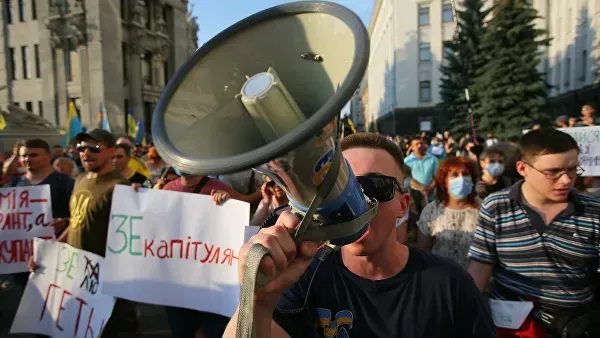 В Киеве прошел митинг с требованием не допустить "капитуляции" в Донбассе