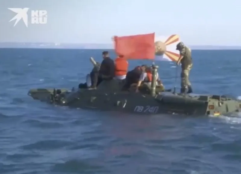 Водолазы не нашли утонувшую в Керченском проливе бронемашину 