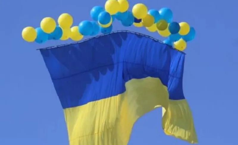 Соседи решили повеселить Крым украинским флагом с воздуха