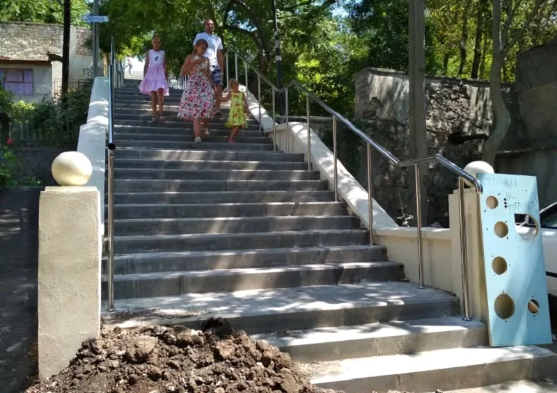 В Севастополе доводят до ума опасную лестницу