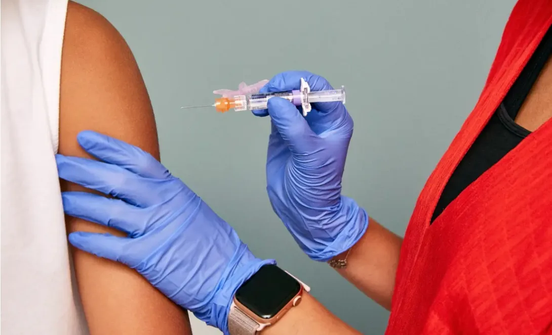 Назван срок начала массовой вакцинации россиян от коронавируса