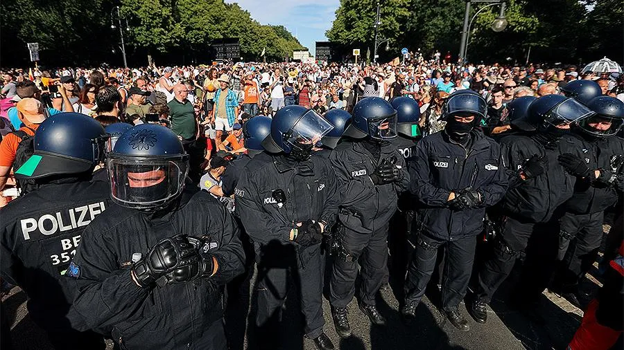 Полицейские пострадали в ходе акции против ограничений из-за COVID-19 в Берлине