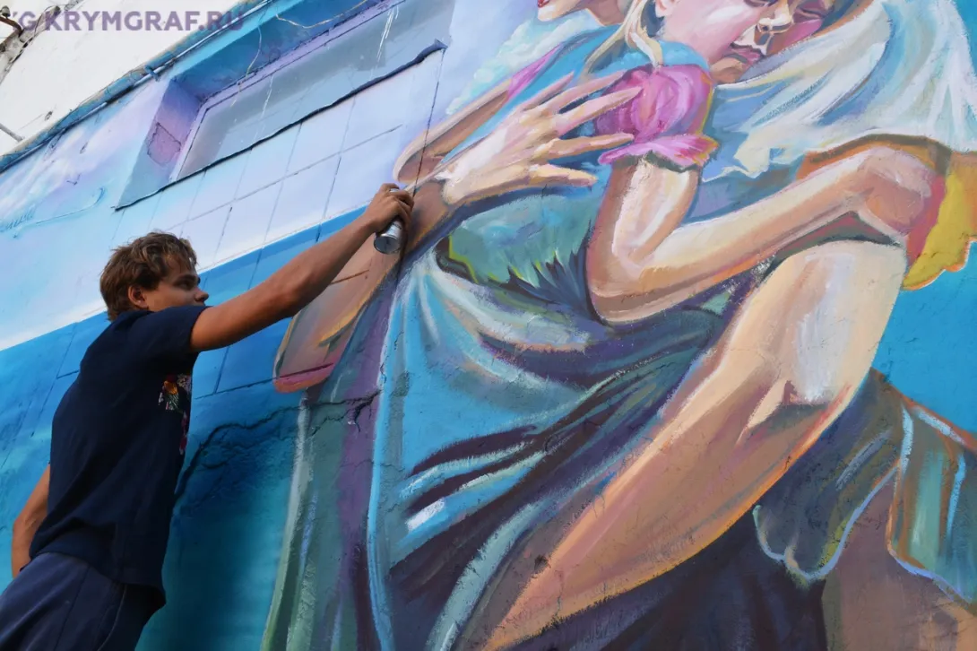 «Я в неё влюбился!» — крымский художник расписал стену СИЗО 