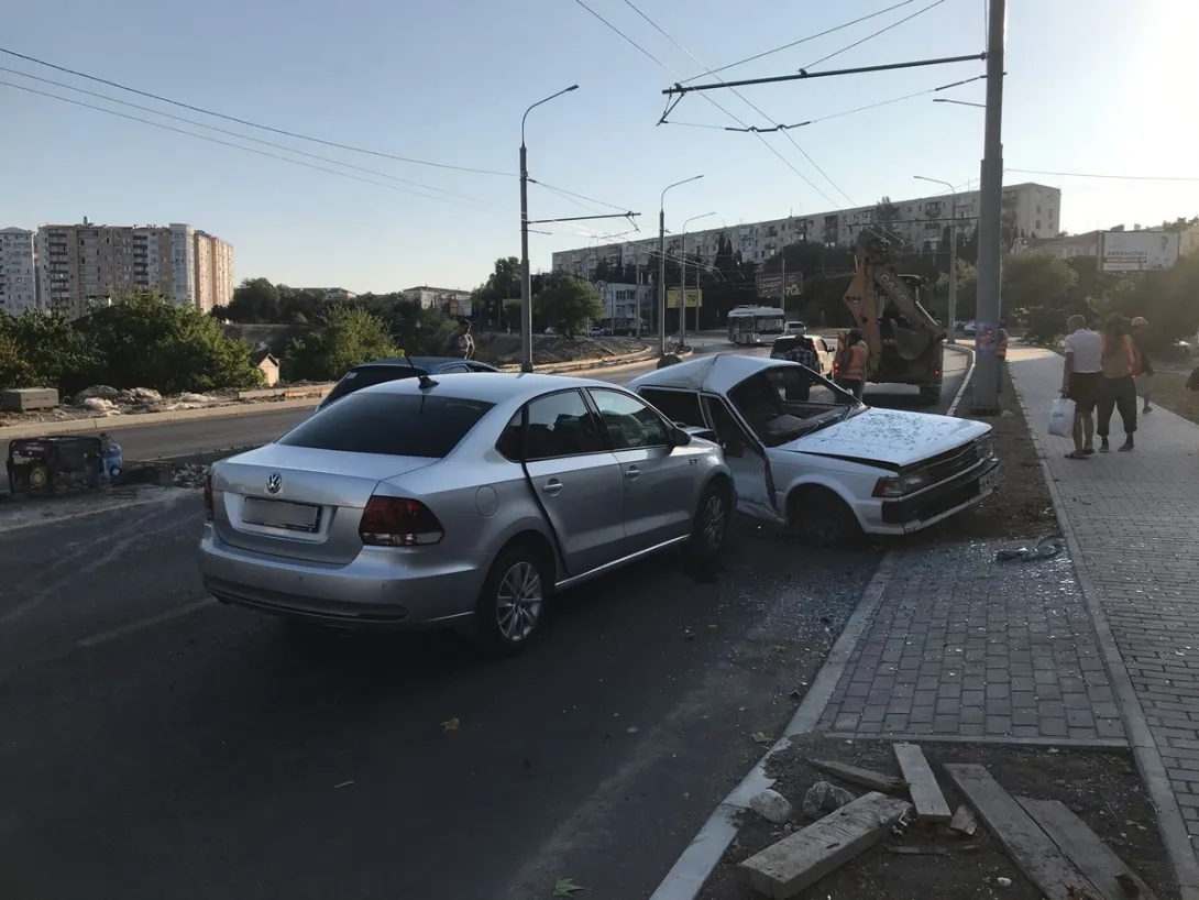 ДТП в Севастополе: у нового моста через балку занесло автомобиль
