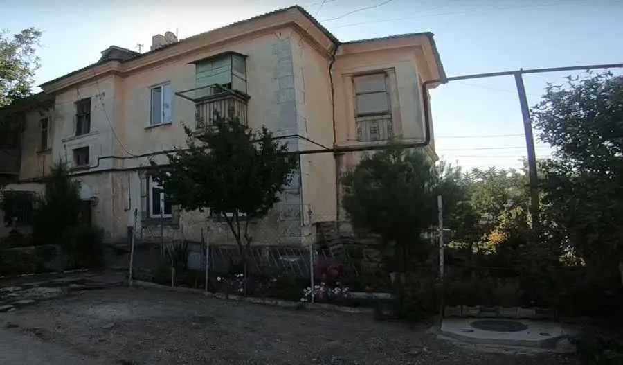 Грозящий рухнуть вместе с людьми дом в Севастополе расселят до 2022-го