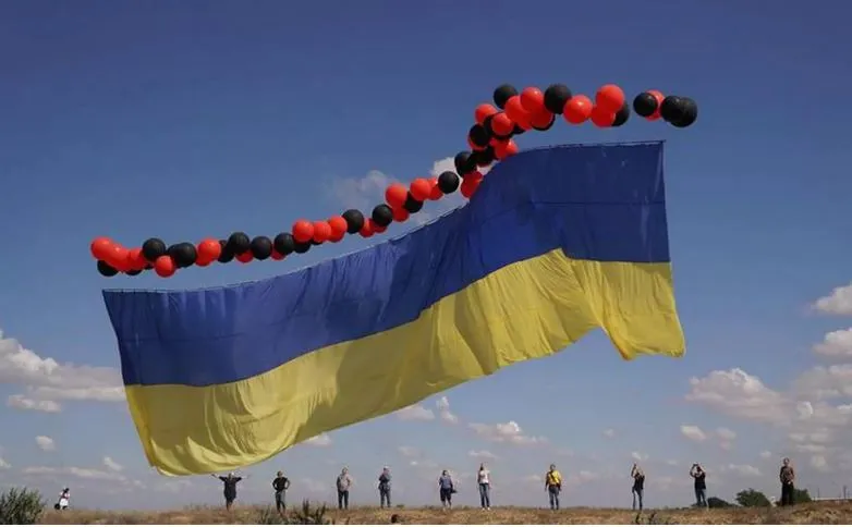 Запуск флага Украины на шарах в Крыму назвали «полетом Винни-Пуха»