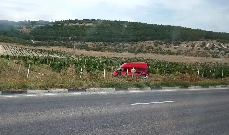 Микроавтобус улетел в виноградник от столкновения с легковой и военным грузовиком в Севастополе 