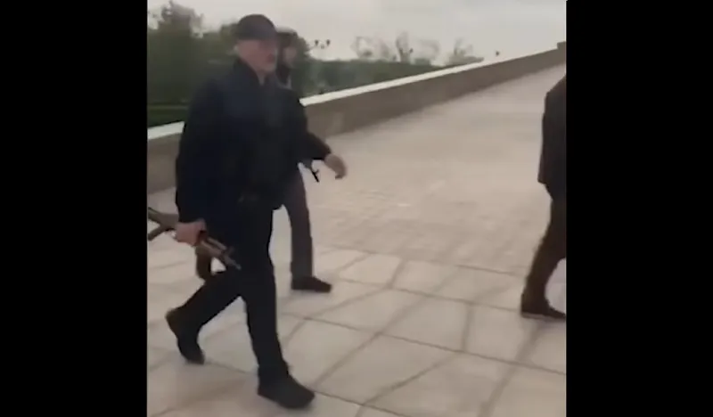 Лукашенко прибыл в свою резиденцию в Минске с автоматом в руке