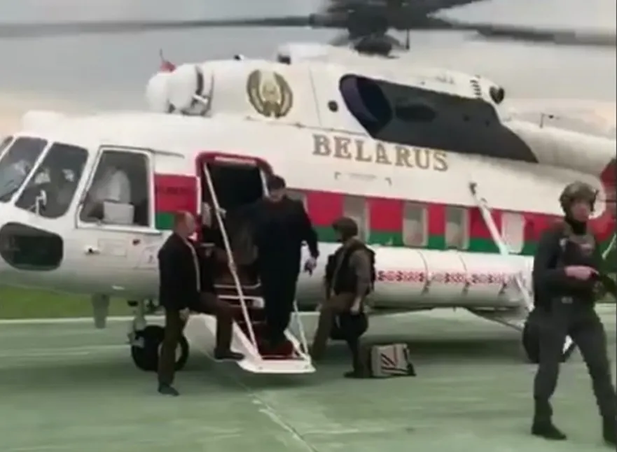 Лукашенко с автоматом: какой смысл увидели в жесте белорусского политика в Севастополе 