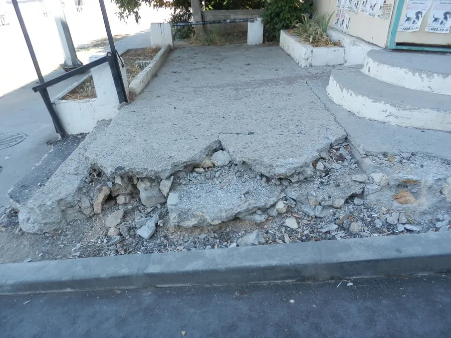 «Переломать ноги»: жители Севастополя о ремонте городских улиц