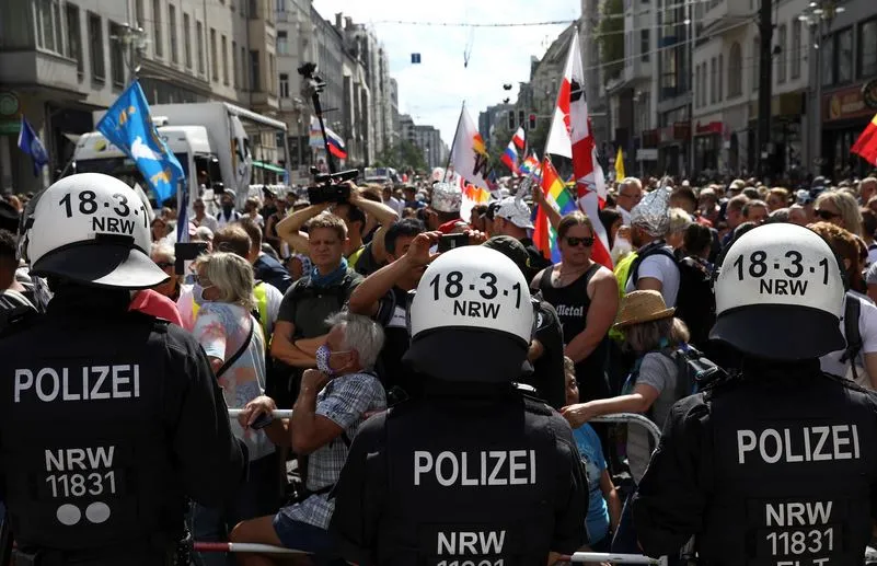 Полиция в Берлине начала вытеснять протестующих с места митинга
