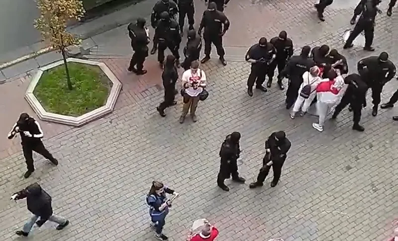 В Белоруссии обнаружены тайники протестующих с кольями и прутами