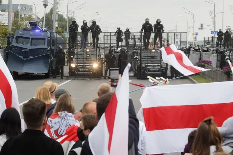 Битва за знамя: использует ли белорусская оппозиция нацистские флаги?