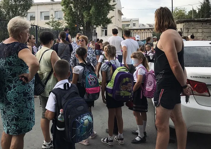 Фотографии толп детей под школами дошли до главы Севастополя