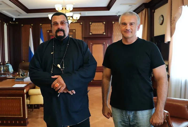 Американский актер Стивен Сигал прилетел в Крым