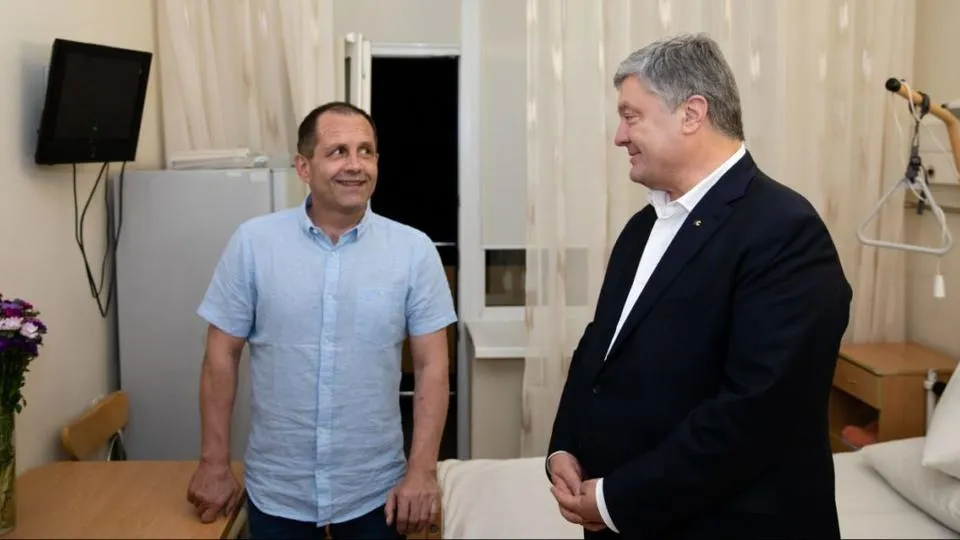 На Украине жестоко избили переданного Россией сторонника Порошенко