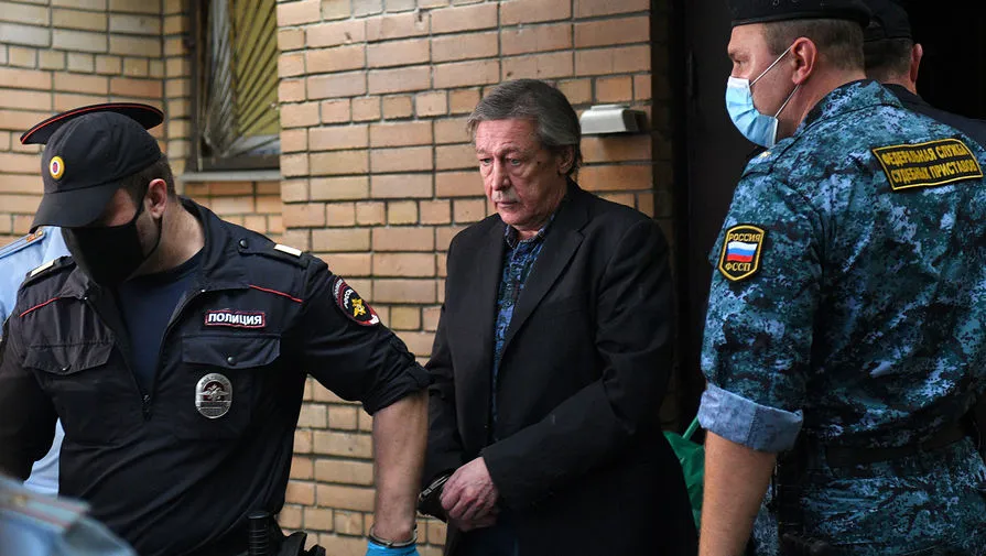 К Ефремову в СИЗО началось паломничество