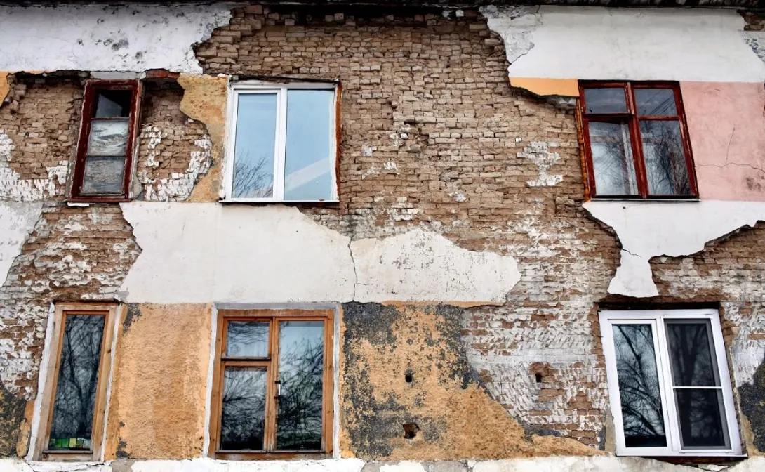 В Севастополе жильцов полуаварийного общежития могут «расселить» на улицу