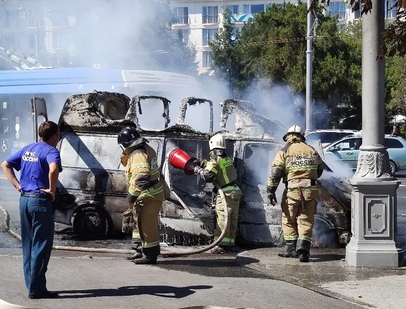 В центре Севастополя сгорел микроавтобус