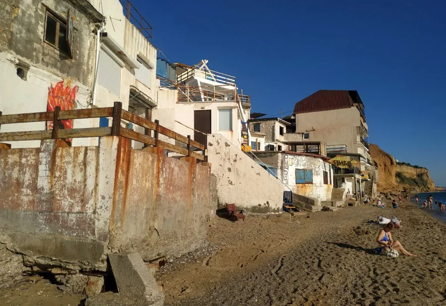 Подпольные нечистоты отравляют севастопольский пляж в Каче