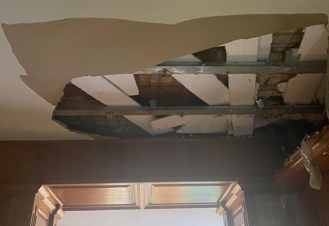 В квартире многодетной мамы в центре Севастополя обрушился потолок
