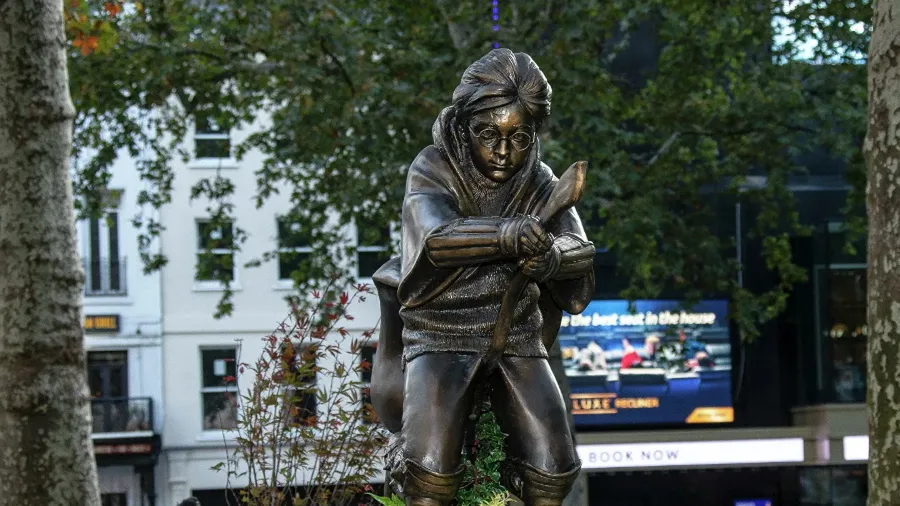 В центре Лондона появился памятник Гарри Поттеру
